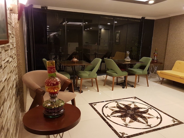 Imagen de los interiores del The Clock Suites. Foto 19