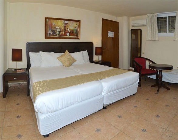 Imagen de la habitación del The Colony Hotel. Foto 9