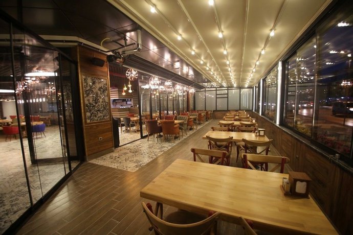 Imagen del bar/restaurante del The Corner Hotel, Sincan. Foto 2