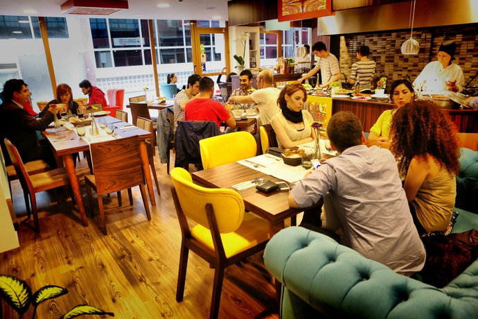 Imagen de los interiores del The Corner Palace. Foto 9