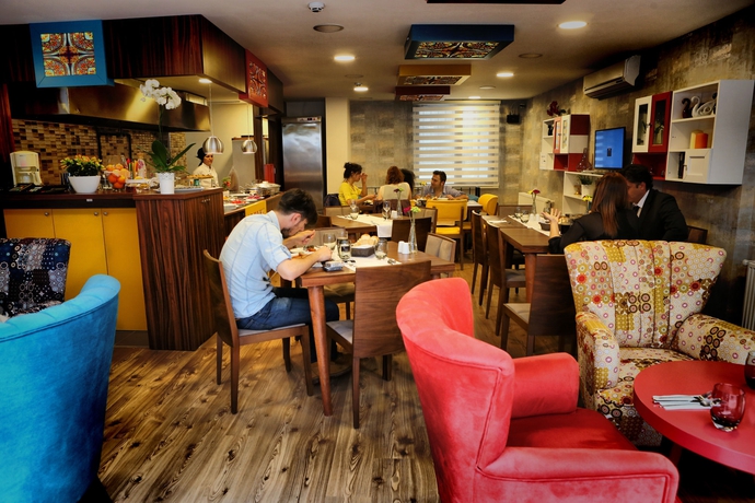 Imagen de los interiores del The Corner Palace. Foto 11