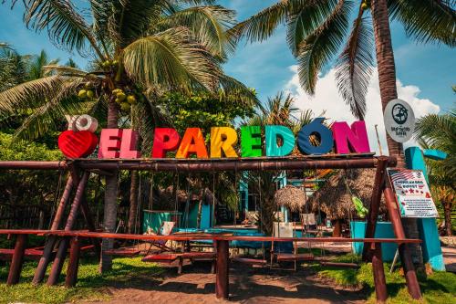 Imagen general del The Driftwood Surfer Beachfront Hostel / Restaurant / Bar, El Paredon. Foto 4