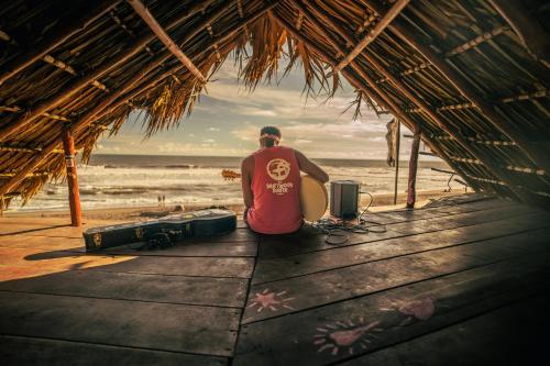 Imagen general del The Driftwood Surfer Beachfront Hostel / Restaurant / Bar, El Paredon. Foto 6