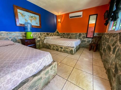 Imagen de la habitación del The Driftwood Surfer Beachfront Hostel / Restaurant / Bar, El Paredon. Foto 16