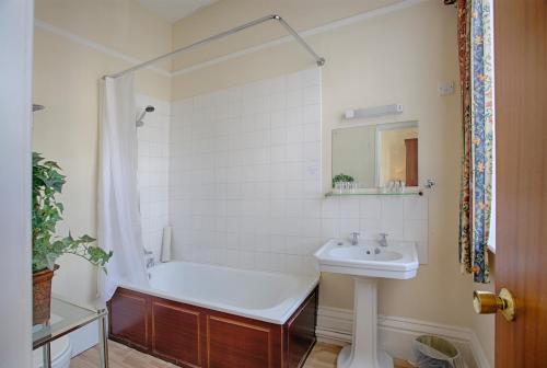 Imagen de la habitación del The Embassy Hotel. Foto 6