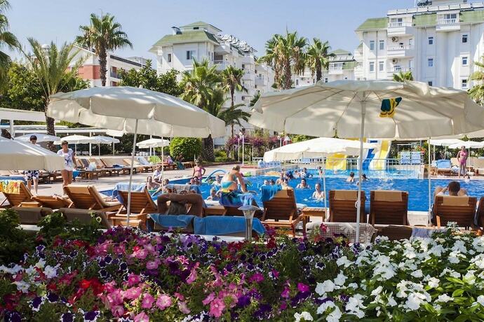 Imagen general del The Garden Beach Hotel. Foto 13