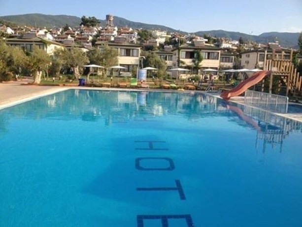 Imagen de la piscina del The Green Beach Resort Hotel. Foto 17