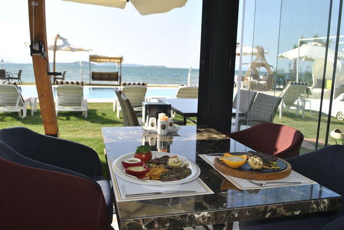 Imagen del bar/restaurante del The Klazomenai Marine Hotel. Foto 2