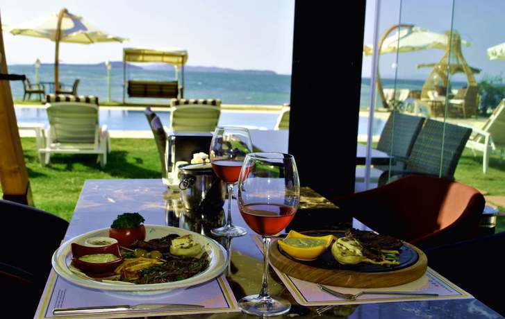 Imagen del bar/restaurante del The Klazomenai Marine Hotel. Foto 3