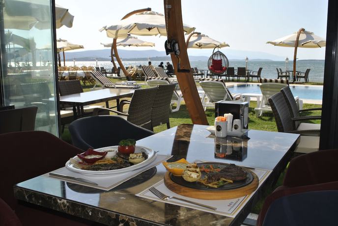 Imagen del bar/restaurante del The Klazomenai Marine Hotel. Foto 4