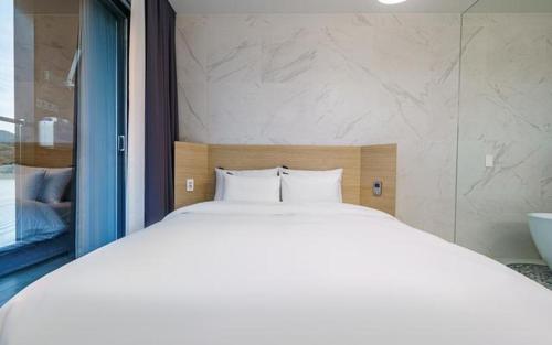 Imagen de la habitación del The Line Hotel. Foto 14