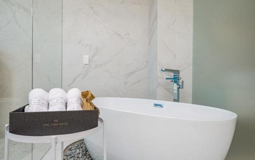 Imagen de la habitación del The Line Hotel. Foto 15