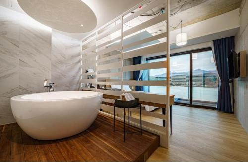 Imagen de la habitación del The Line Hotel. Foto 18