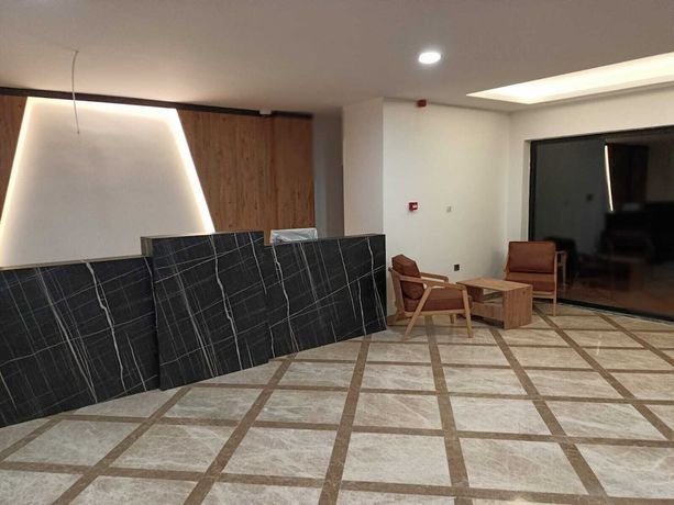 Imagen de los interiores del The Marine Hotel, Arsin. Foto 17