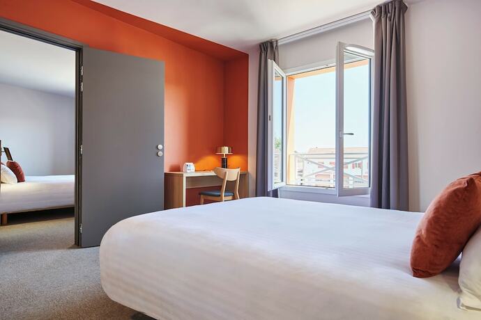 Imagen de la habitación del The Originals Boutique, H&ocirc;tel Larivaut, Puy-Guillaume. Foto 20