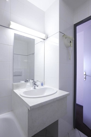Imagen de la habitación del The Originals City, H&ocirc;tel La Maison de Lise, Mulhouse Illzach. Foto 10