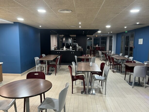 Imagen del bar/restaurante del The Originals City,h&ocirc;tel M&acirc;con Nord. Foto 11