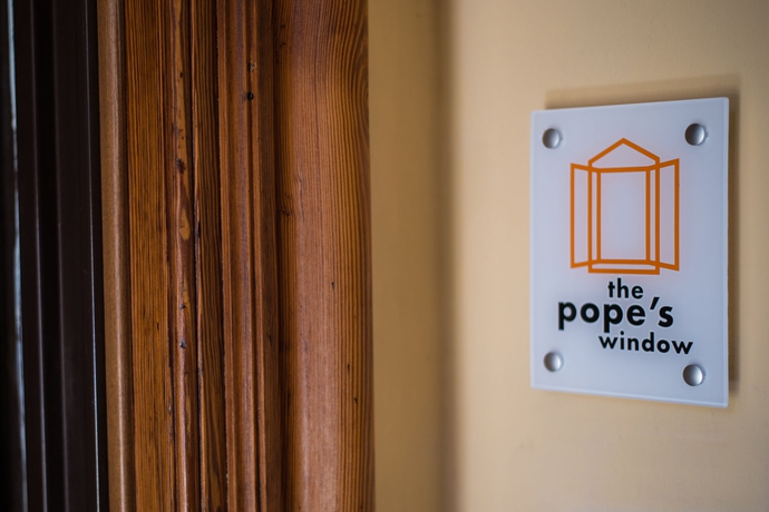 Imagen de los interiores del The Pope's Window. Foto 16