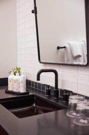 Imagen de la habitación del The Postmark Hotel. Foto 13
