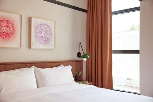 Imagen de la habitación del The Postmark Hotel. Foto 17