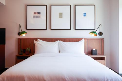 Imagen de la habitación del The Postmark Hotel. Foto 19