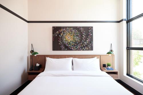 Imagen de la habitación del The Postmark Hotel. Foto 20