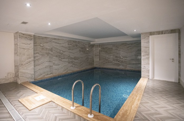 Imagen de la piscina del The Sansa Hotel and Spa. Foto 17