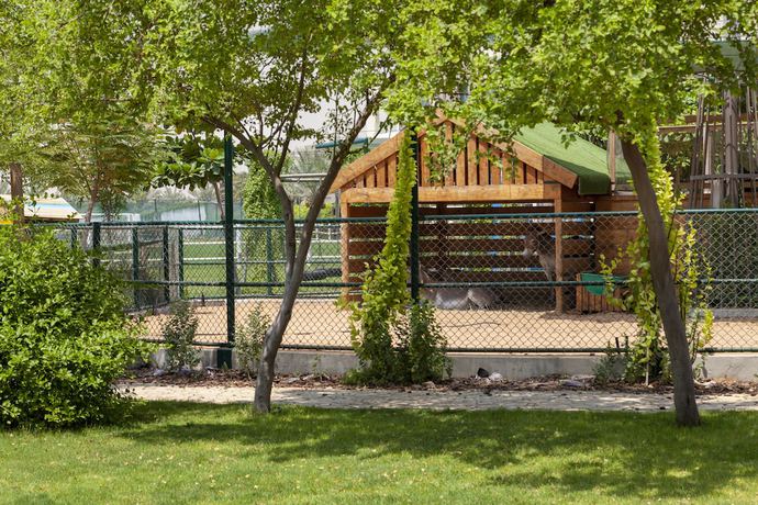 Imagen de los exteriores del The Sustainable Homes by fam Living. Foto 3