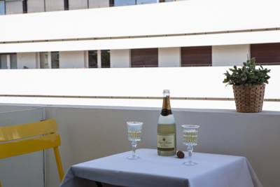 Imagen de los interiores del The White House Hotel At Dizengoff Square. Foto 5