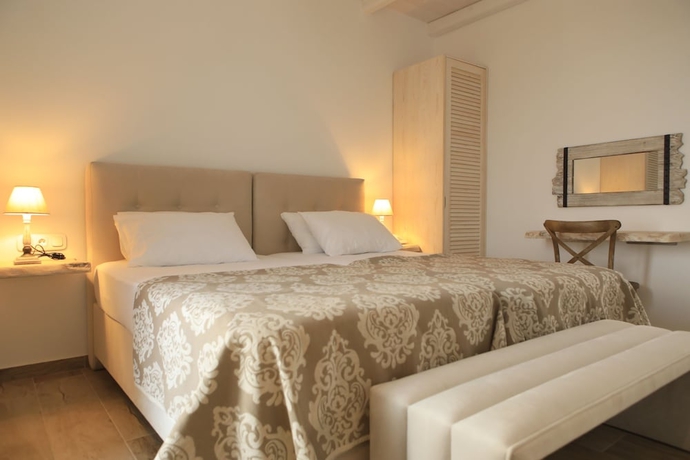 Imagen de la habitación del Theasis Luxury Suites. Foto 2