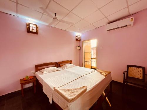 Imagen general del Thomas Ashwem x One Light Stays. Foto 4