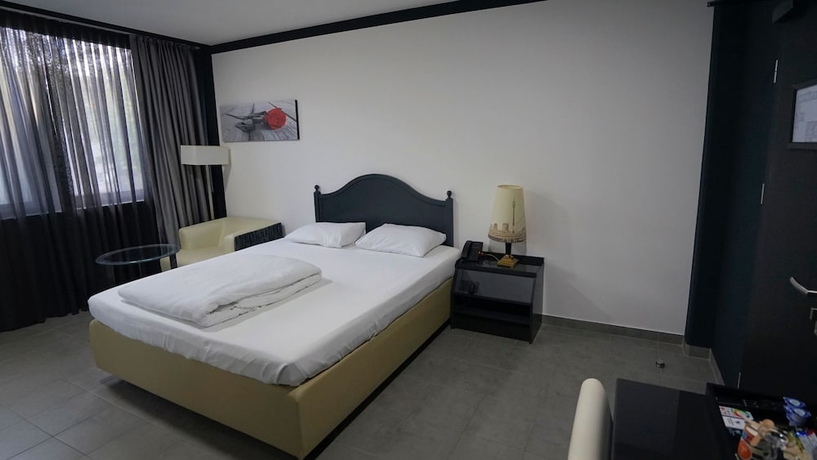 Imagen de la habitación del Tibet Hotel am Airport. Foto 8