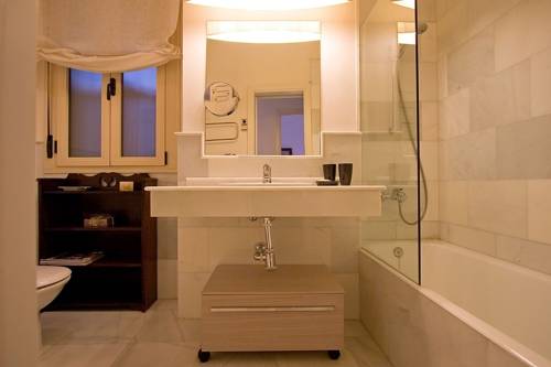 Imagen de la habitación del Toreador Seville Old Quarter. Foto 8