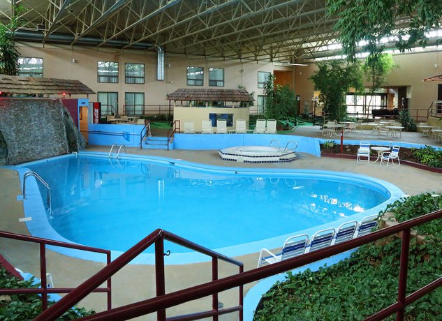 Imagen de la piscina del Townhouse Hotel Grand Forks. Foto 19