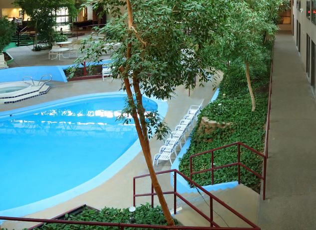 Imagen de la piscina del Townhouse Hotel Grand Forks. Foto 20