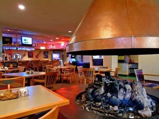 Imagen del bar/restaurante del Townhouse Hotel Grand Forks. Foto 5