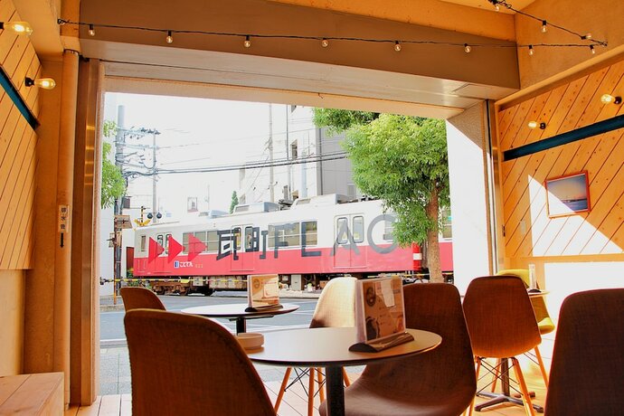Imagen del bar/restaurante del Travel&book Hotel Hulatoncabin Takamatsu. Foto 3