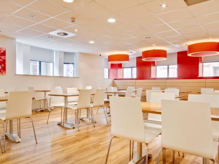 Imagen del bar/restaurante del Travelodge Cardiff Central. Foto 2