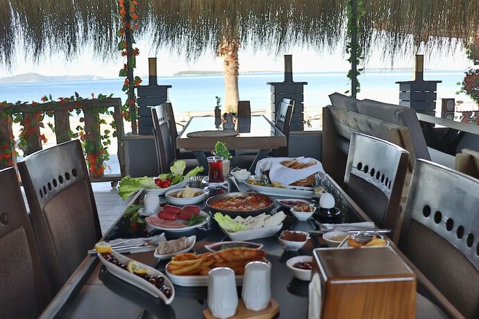 Imagen general del Trend &Ccedil;eşmealtı Hotel and Lounge. Foto 12