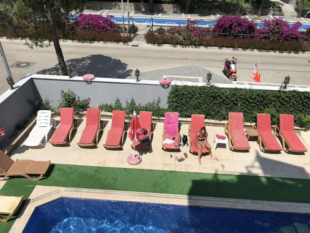 Imagen de la piscina del Twenty One Hotel. Foto 17