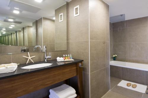 Imagen de la habitación del U Coral Beach Club Eilat Ultra All Inclusive. Foto 19