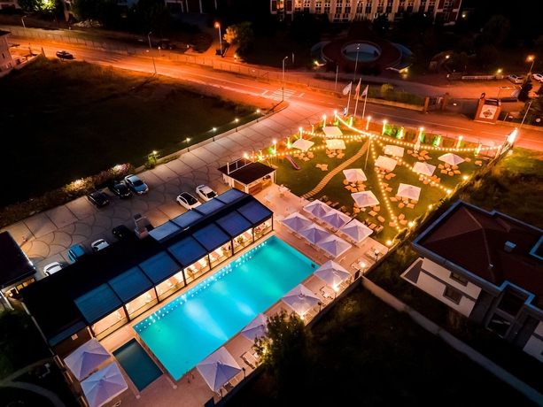 Imagen de la piscina del U&ccedil;ar Royal Hotel and Conference Hall. Foto 19