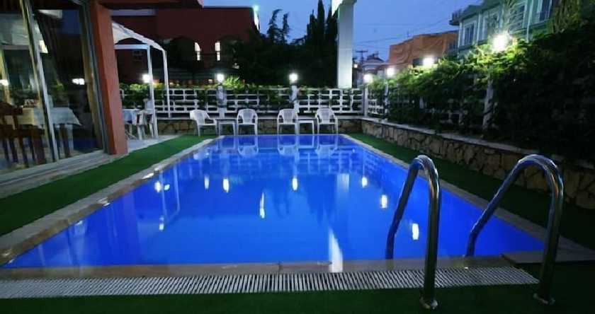 Imagen de la piscina del Umit Hotel. Foto 10