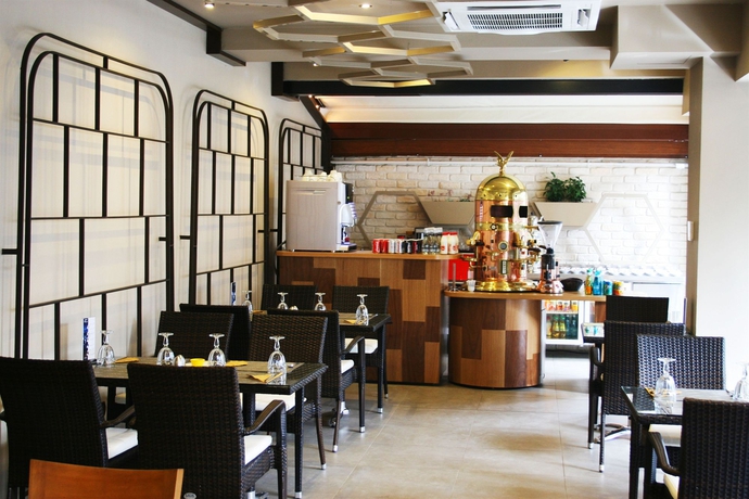 Imagen del bar/restaurante del Upsuites Hotel. Foto 1