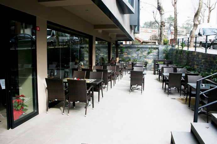 Imagen del bar/restaurante del Upsuites Hotel. Foto 3