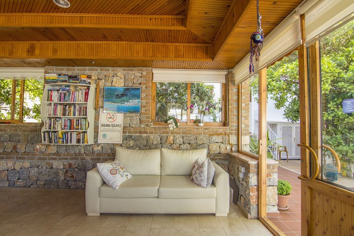 Imagen de los interiores del &Uuml;nsal Hotel. Foto 19