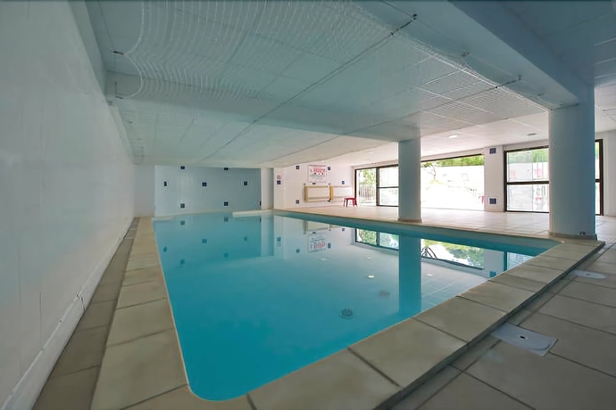 Imagen de la piscina del Uzes Appart Hotel. Foto 18