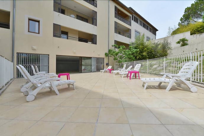Imagen de la piscina del Uzes Appart Hotel. Foto 19
