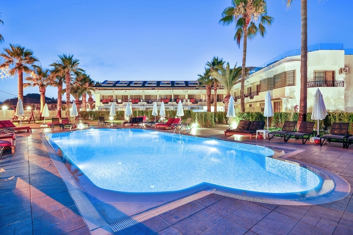 Imagen de la piscina del VOXX MARMARİS BEACH RESORT. Foto 15