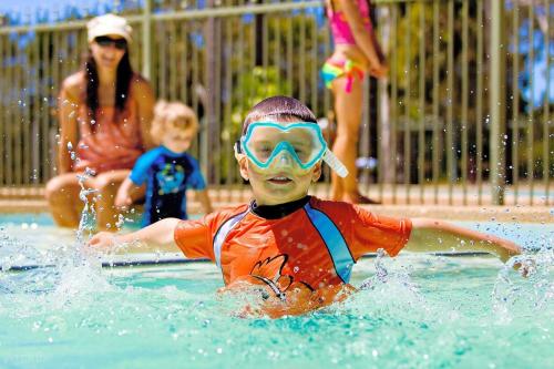 Imagen de la piscina del Valla Beach Holiday Park. Foto 7